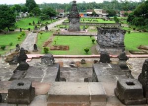 halaman tengah Candi Penataran