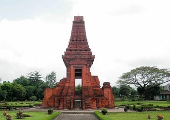Sejarah Candi Bajang Ratu