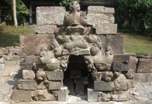 Arsitektur dan Relief Candi Jolotundo